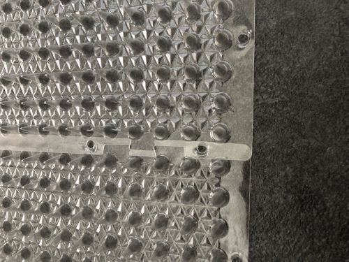 Kattepigge i transparent plast. Plader kan skrues sammen