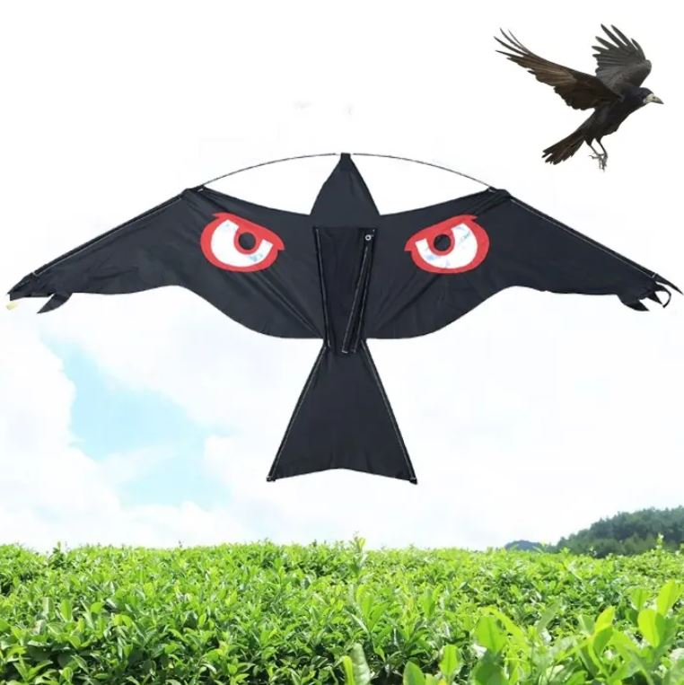 Skræmmefugl sort høg med skræmme øjne på vingen til mågeskræmmer