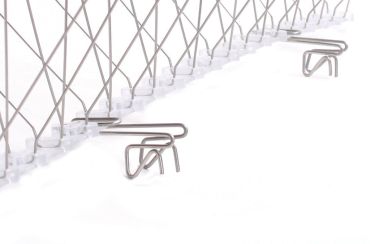 Universel beslag i stål til montering af fuglepigge i tagrende