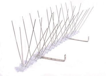 Beslag i stål til montering af fuglepigge i tagrende eller ved vinduer