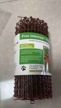 Kattepigge på rulle i BRUN